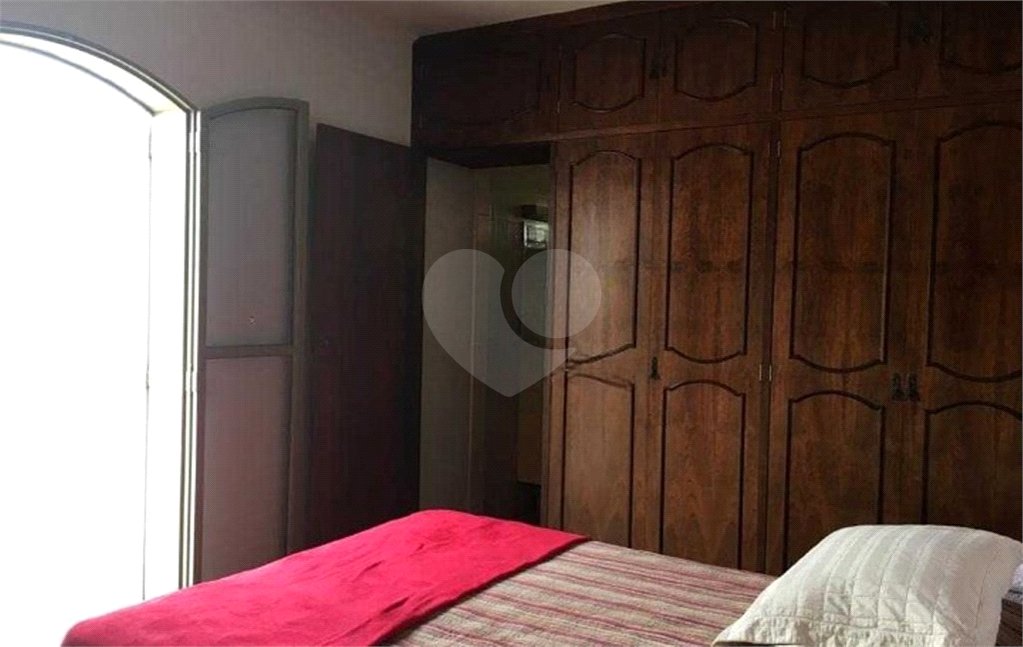 Casa térrea com 3 dormitórios, sendo 2 suítes.