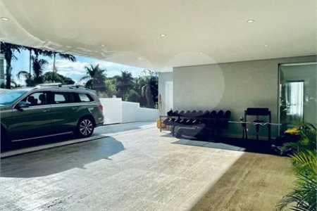 Casa à venda em Tamboré, toda reformada e decorada por arquitetos renomados