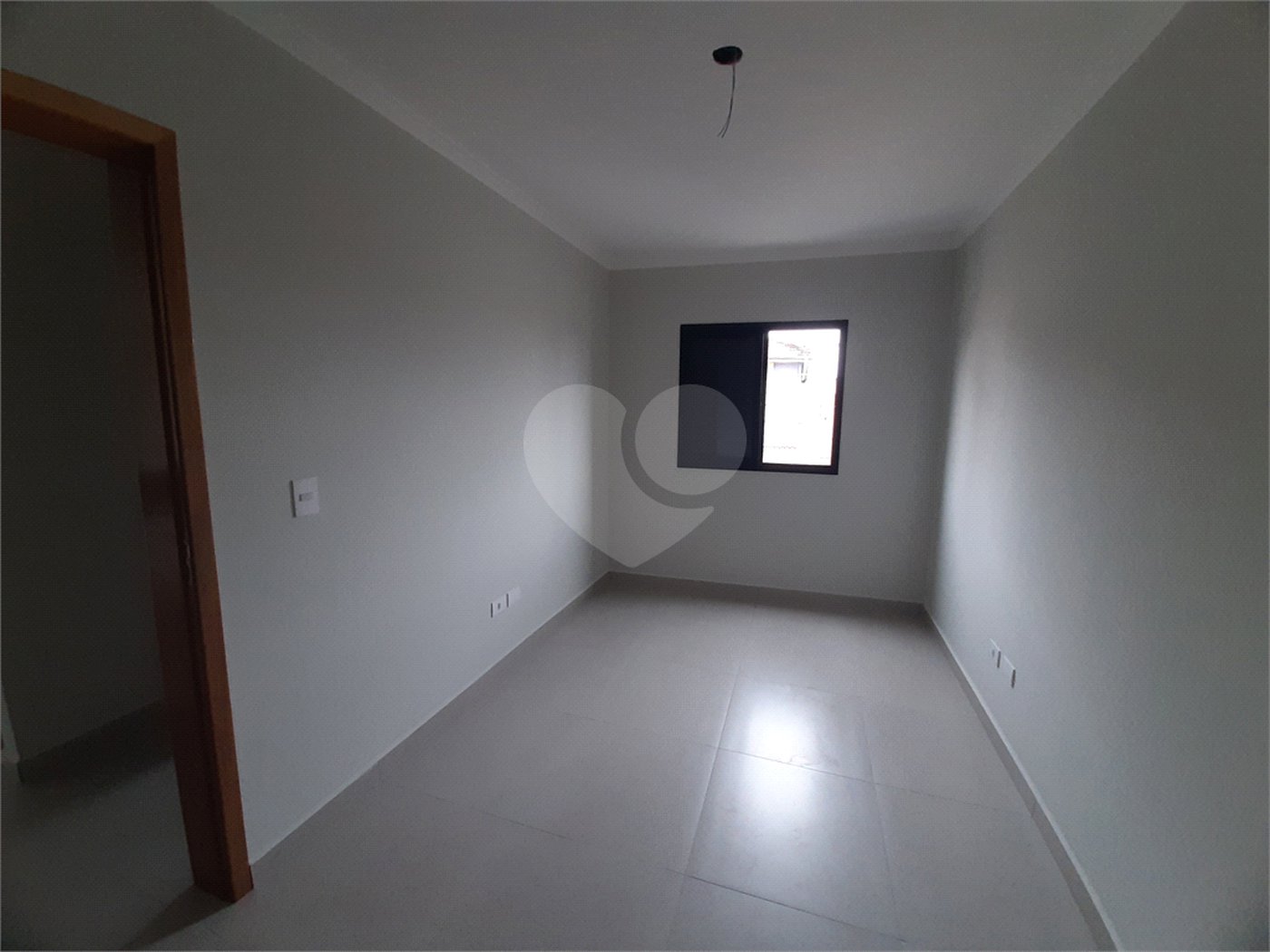 Apartamento VENDER com 44m2, com 2 quartos, banheiro, sala integrada à cozinha e 1 vaga de garagem