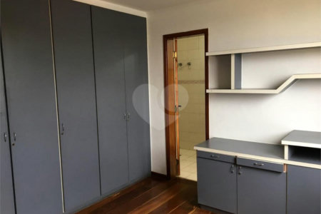 Apartamento no Bosque da Saúde com 4 dormitórios.