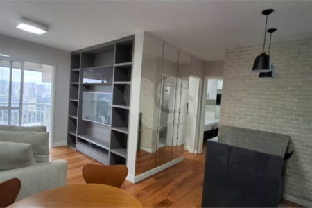 Apartamento com dois dormitórios sendo um climatizado, com duas vagas de garagem.
