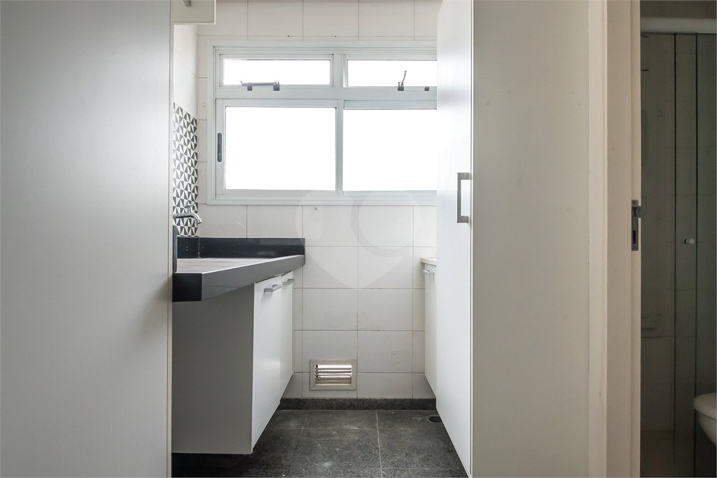 Cobertura de 240m² à venda em Moema - 04 Dorm sendo 02 suítes e 04 vagas.