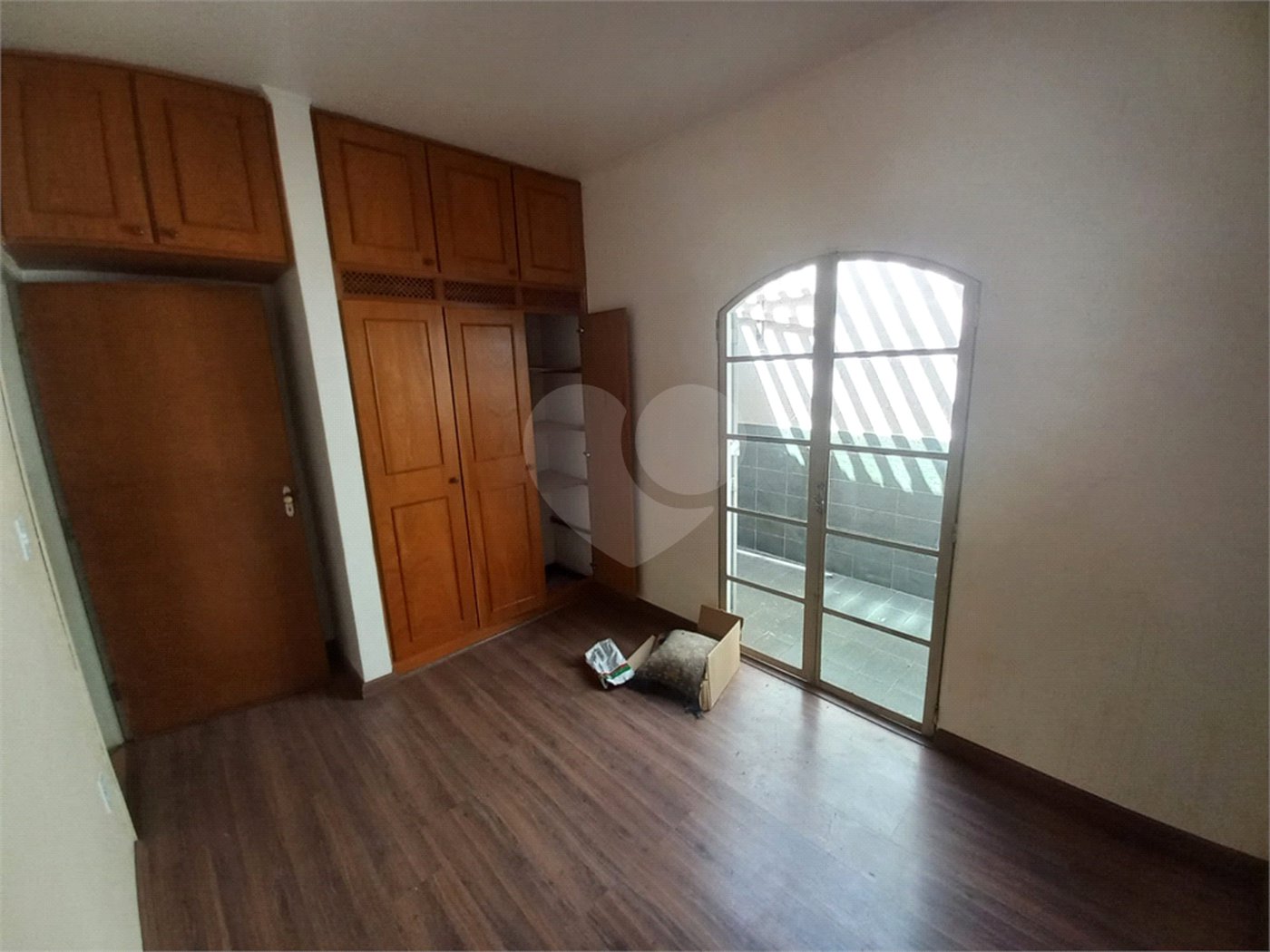 Casa térrea com 3 dormitórios, sendo 1 suíte.
