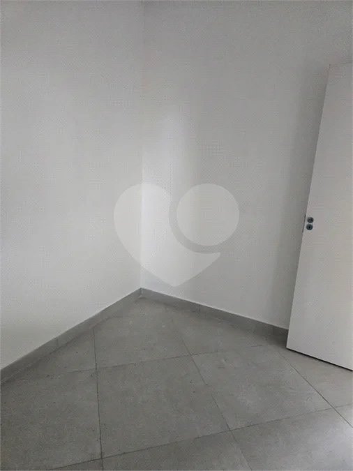 Apartamento com 48m², distribuídos em 2 dormitórios, sala, cozinha e 1 banheiro.