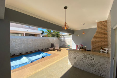 Casa térrea com piscina para venda no Condomínio Quebec.