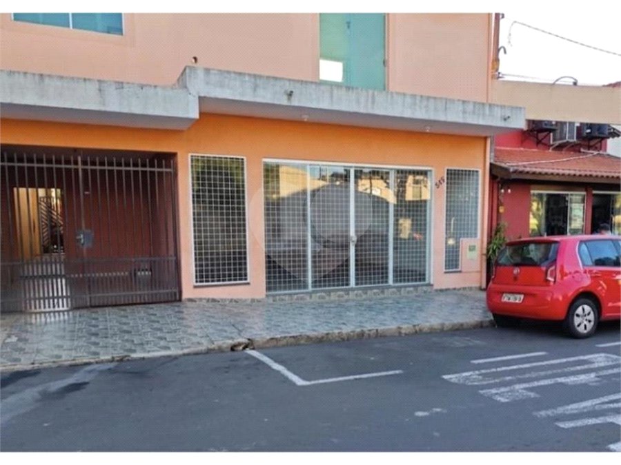 ?Oportunidade Única em São Carlos: Salão Comercial + Casa Independente nos Fundos – Ideal para Investidores!