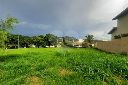 Lindo terreno de 450m², localizado no Condomínio Vilaggio Caprirccio