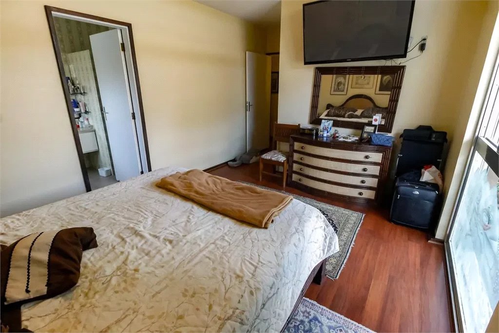 Sobrado à venda com 4 quartos, sendo 3 suítes, em Vila Sônia, São Paulo, SP