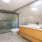Indaiatuba- Jardim Bom Sucesso - Venda: R$ 765.000,00 - Área total: 150m² Área construída: 115m² - 3 dormitórios sendo 1 suíte com armário planejado; Cozinha integrada; Sala para dois ambientes; Banheiros com box gabinetes e espelhos; Área gourmet com churrasqueira a carvão e móveis planejados;