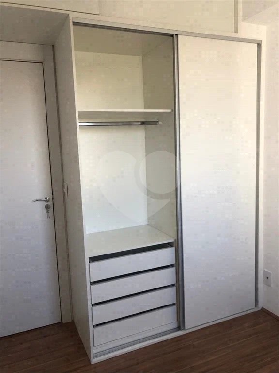 Apartamento com 1 Quarto e 1 banheiro à Venda, 30 m².