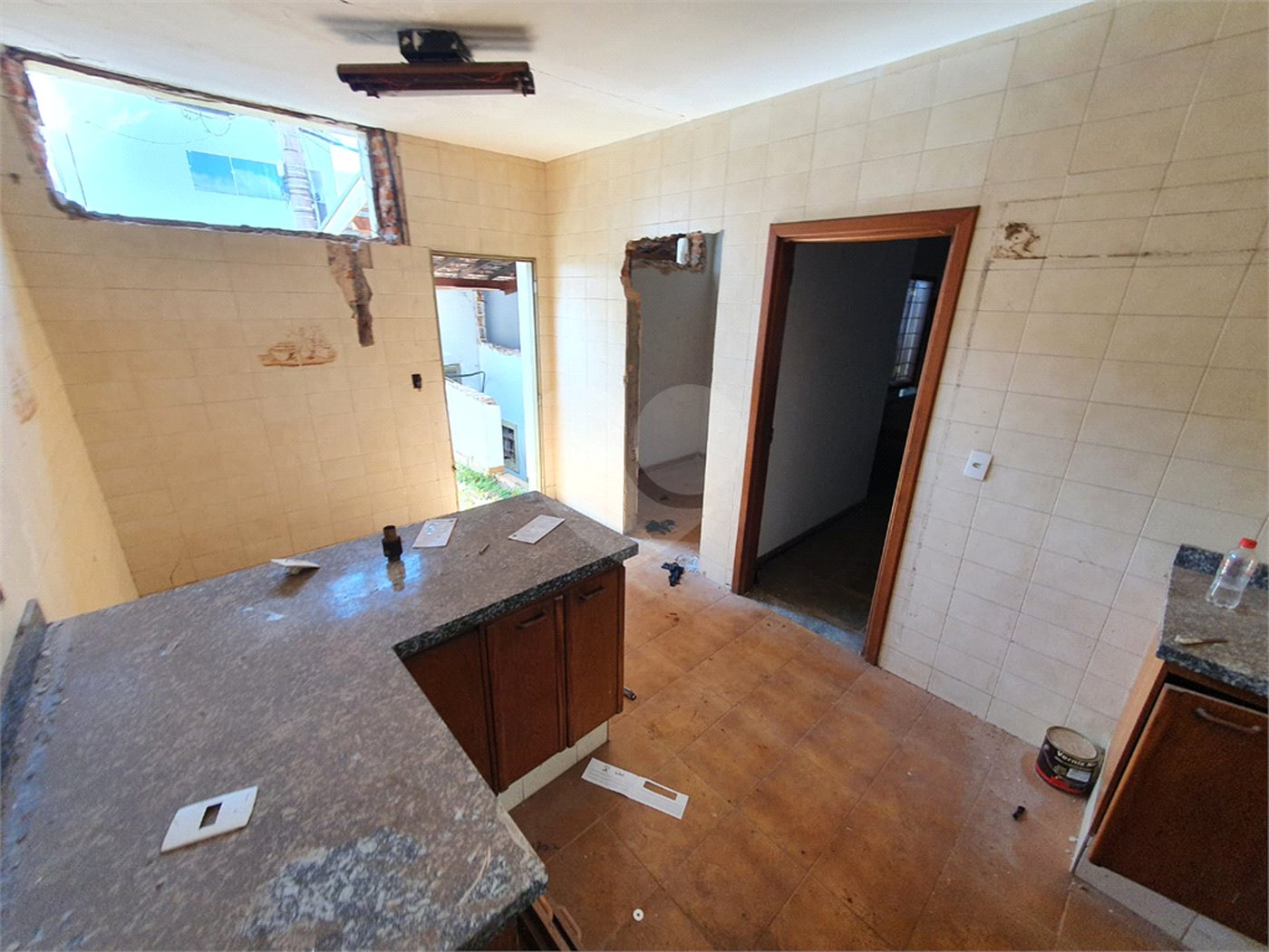 Casa térrea com 5 dormitórios, sendo 2 suítes.