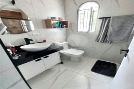 Casa de 85m2 com 3 dormitórios e 2 vagas de garagem localizado no Bosque da Saúde