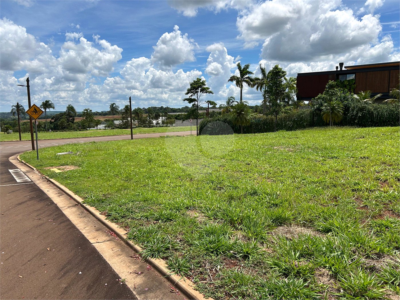 Terreno no condomínio Damha Golf em frente área de lazer com 1.404,40 m²