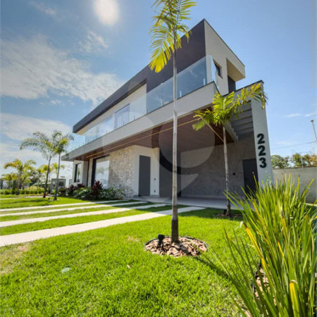 Indaiatuba - Condominio Villa Sapezal - 318 m² de Terreno - 230 m² de Área Construída - 3 suítes, sendo 1 Master com closet planejado - Sala de TV - Sala de estar integrada à Sala de jantar - Cozinha com móveis planejados - Despensa - Escritório planejado - Lavabo - Piscina com preparação para aquec