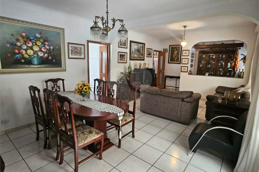 Casa Térrea na Vila Formosa de 233m2 com 3 dorms, 1 suíte, 3 banheiros e 4 vagas. Estuda permuta.