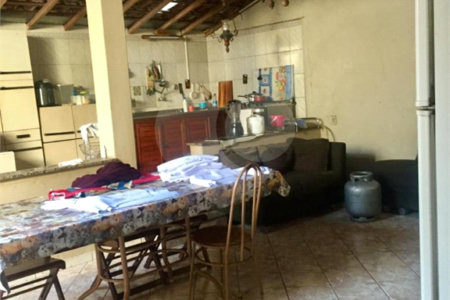 Casa térrea no Jardim Bandeirantes.