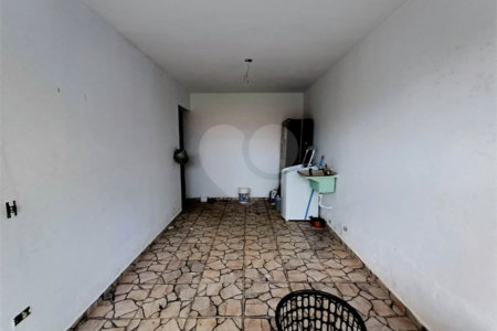 Casa à venda em Atibaia com 5 dormitórios (1 suíte), piscina e área gourmet, 2 vagas garagem, avalia permuta e financiamento