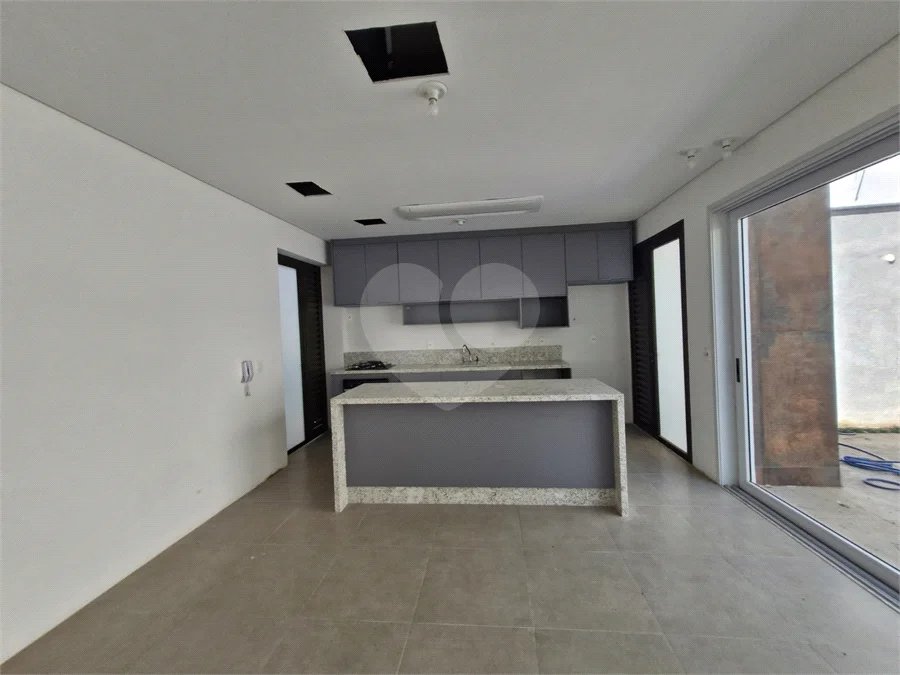 Casa à venda ou para alugar com 3 suítes no condomínio Jardim Flora, São Paulo - SP