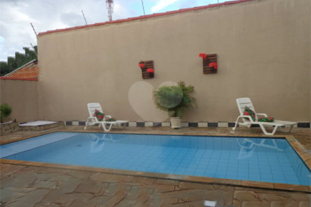 Casa Térrea com 3 dormitórios, sendo 1 suíte.