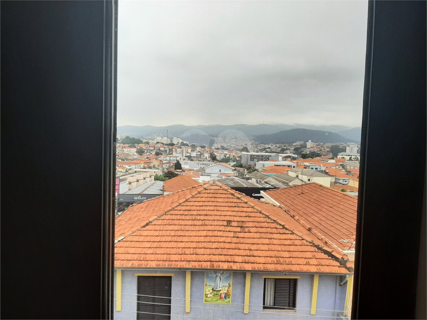 Apartamento com 44m2, 2 quartos, banheiro, sala integrada à cozinha, varanda gourmet e 1 vaga
