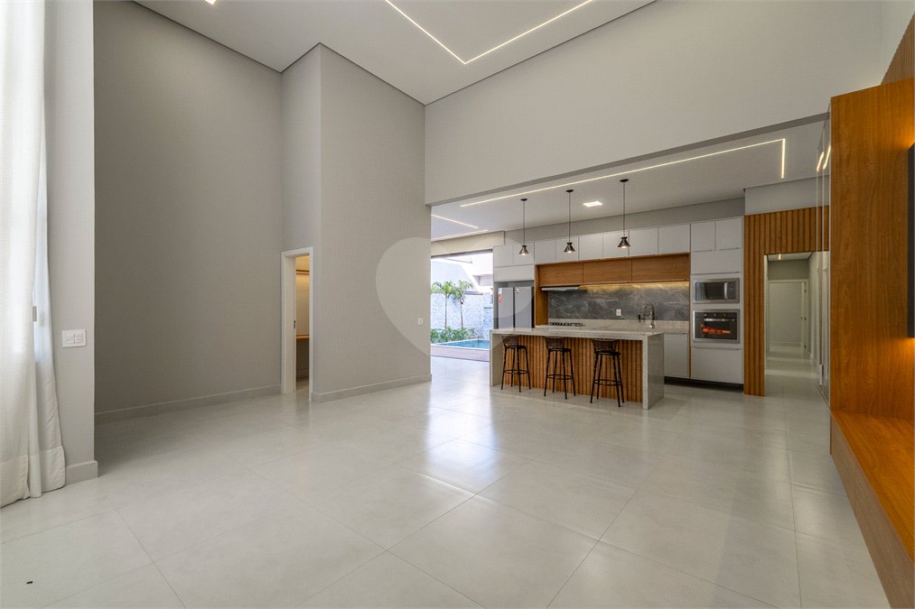 Indaiatuba - SP - Condominio Dona Lucilla - Valor R$2.295.000,00 - 3 suítes + escritório + lavabo - Terreno: 300m2 - Construção: 188m2 - Diferenciais - Móveis planejados no escritório, sala de TV, lavabo, cozinha, área gourmet, lavanderia, banheiros e closet - Ar condicionado em todos os ambie