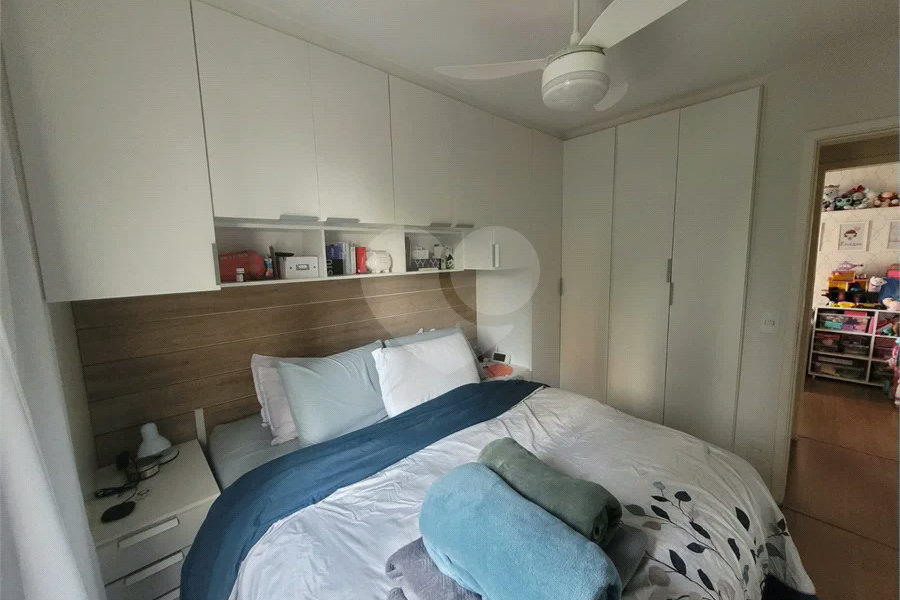 Apartamento de 03 dormitórios totalmente reformado com 02 vagas de Garagem escrituradas e livres.