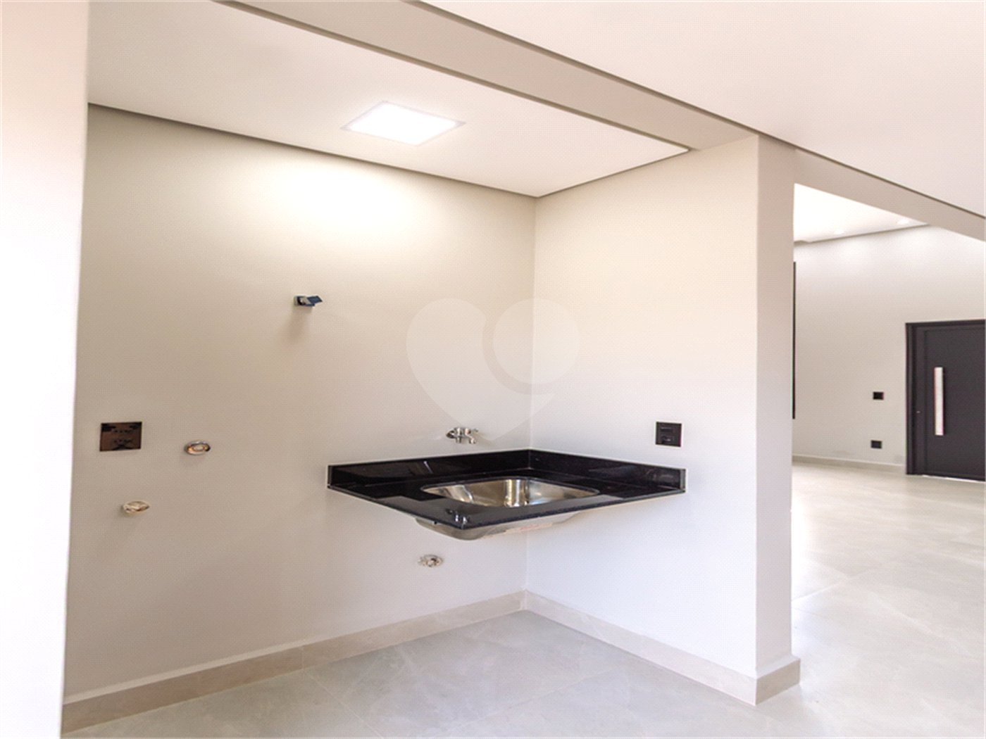 Indaiatuba- Jardim Bom Sucesso - Venda: R$ 765.000,00 - Área total: 150m² Área construída: 115m² - 3 dormitórios sendo 1 suíte com armário planejado; Cozinha integrada; Sala para dois ambientes; Banheiros com box gabinetes e espelhos; Área gourmet com churrasqueira a carvão e móveis planejados;