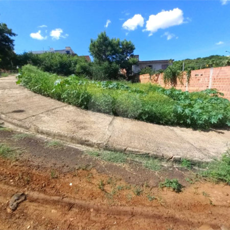 Terreno com 305,82 m² .