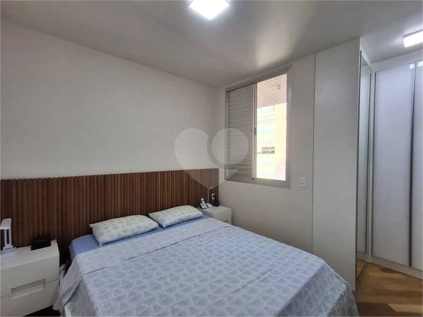 Apartamento totalmente decorado em Moema com 70 m2 , 2 quartos, 2 suítes e 2 vagas, ambientes com ar condicionado.