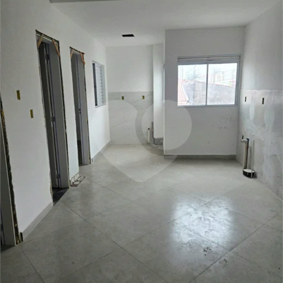 Apartamento com 48m², distribuídos em 2 dormitórios, sala, cozinha e 1 banheiro.