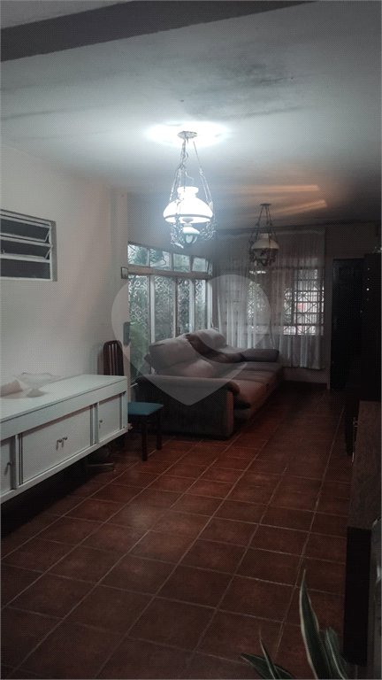 Casa Térrea Ampla com 4 Dormitórios, Suíte e Quintal à Apenas 15 Minutos do Estação Tatuapé.