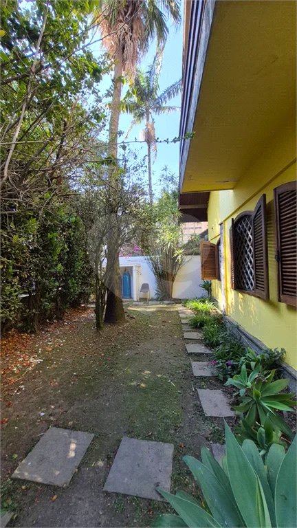 Casa com Piscina, Sauna e Edícula em Rua Arborizada no Tremembé