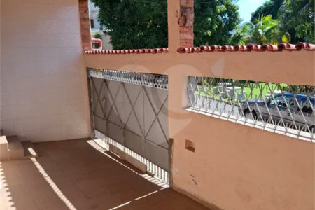 Ó TIMO CASA COM 3 QUARTOS E TERRAÇO EM CONTOMINIO FECHADO