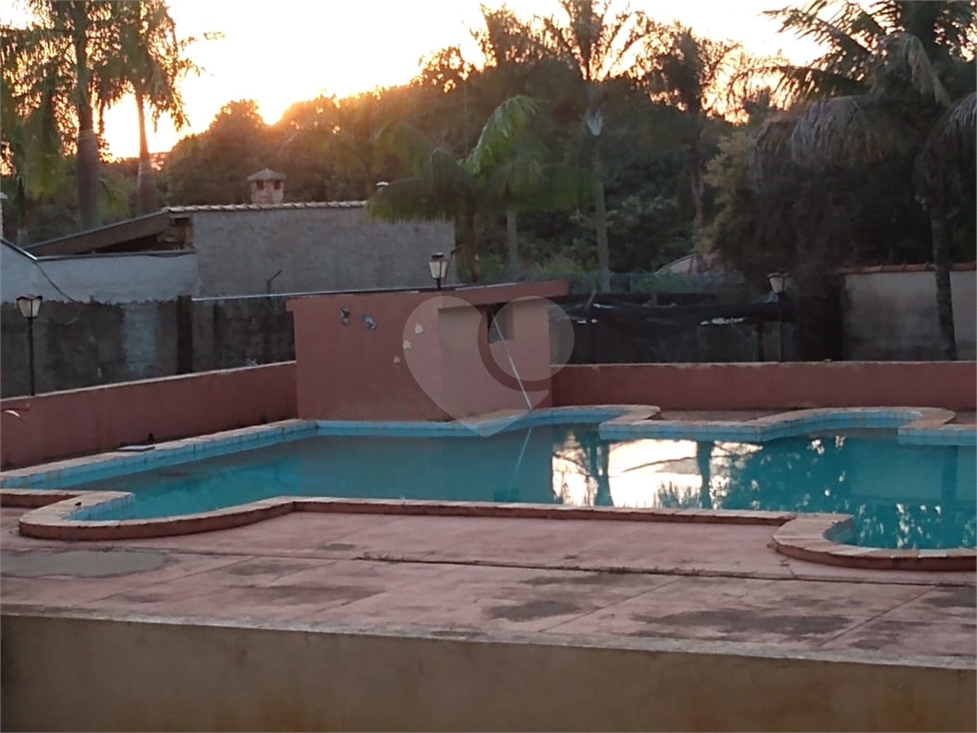 Casa Térrea com 3 dormitórios, sendo 1 suíte.