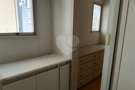 Apartamento à venda com 3 quartos, sendo 1 suíte, em Moema, São Paulo, SP
