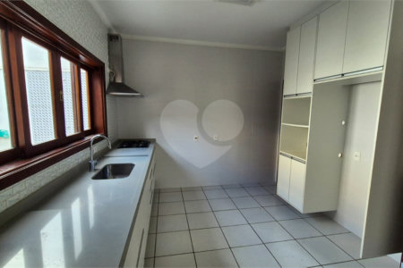 Casa à venda com 4 quartos, sendo 2 suítes, no condomínio Residencial Grape Village, Vinhedo - SP