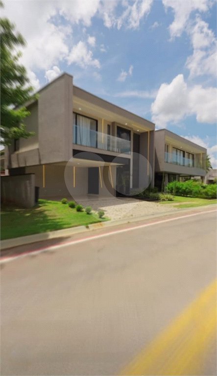 Casa à venda com 4 suítes no condomínio Figueira Garden, Atibaia - SP