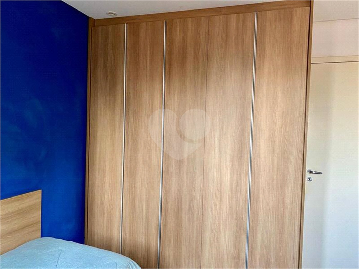 Apartamento de 03 dormitórios sendo 1 suíte e 02 vagas de garagem.