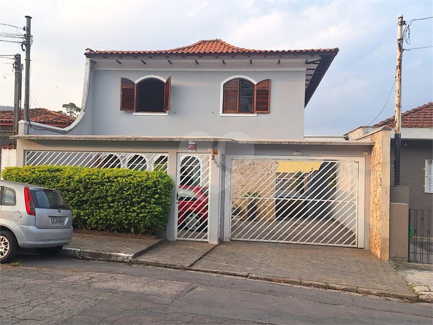 SOBRADO COM 4 QUARTOS, 1 SUÍTE, QUINTAL, CHURRASQUEIRA E VAGAS PARA 5 CARROS NO TREMEMBÉ