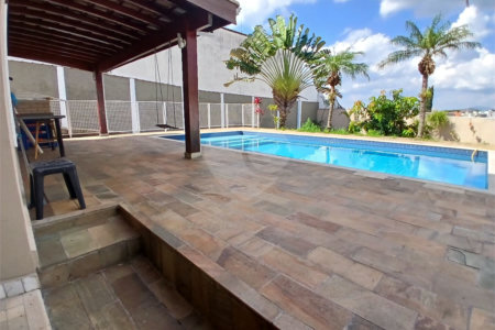 Casa à venda com 5 quartos, sendo 3 suítes, em Vila Santista, Atibaia, SP