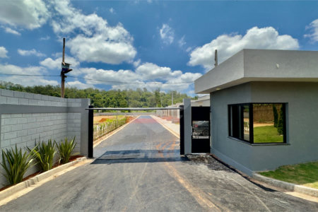 Casa à venda com 3 quartos, sendo 1 suíte, no condomínio Brasil, Atibaia - SP