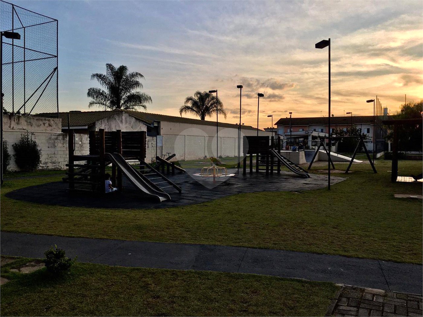 Apartamento à venda com 3 quartos, sendo 1 suíte, em Conjunto Residencial Irai, Suzano, SP