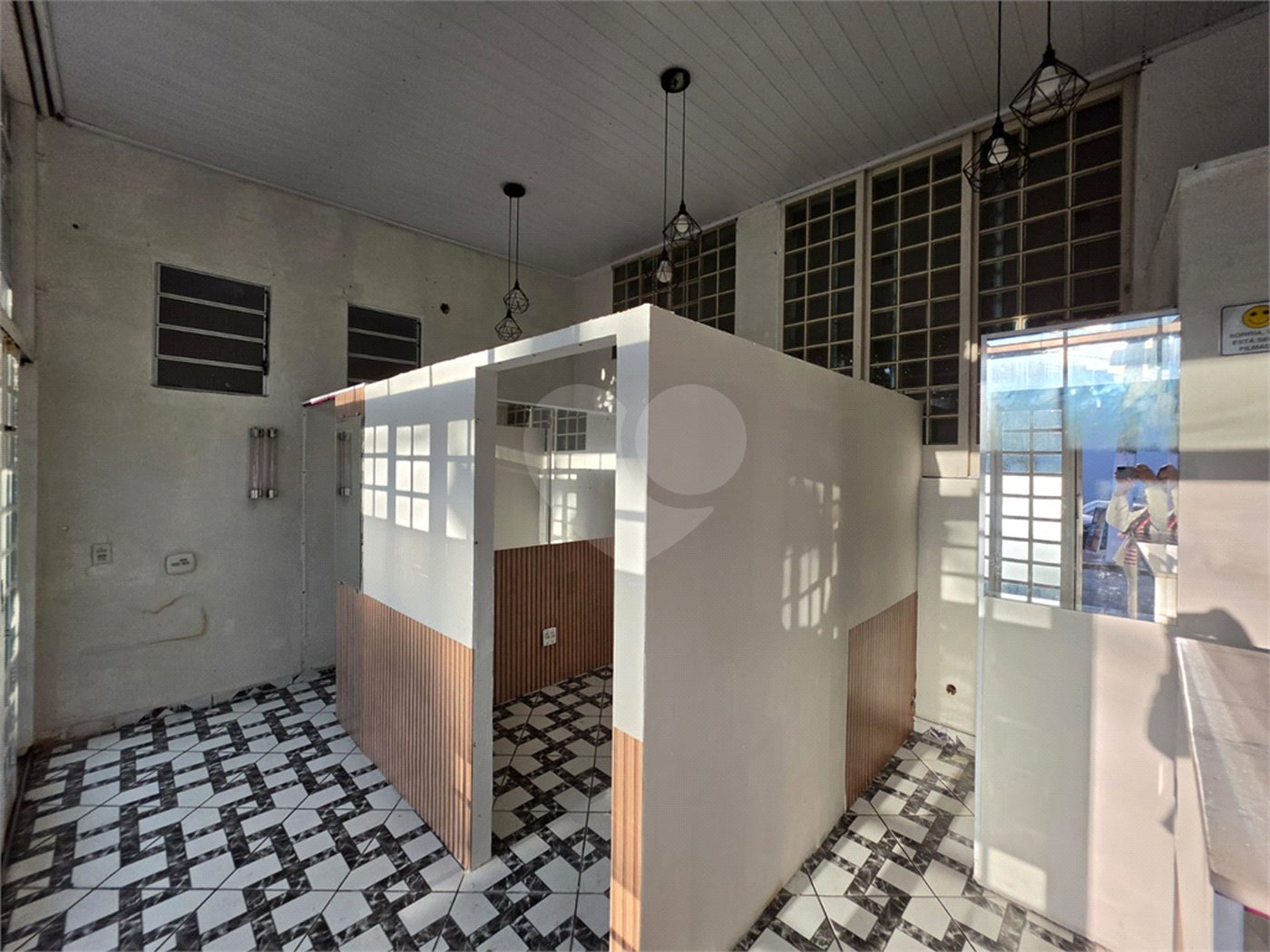 Salão à venda ou para alugar com 3 quartos, sendo 1 suíte, em Jardim Monjolo, São Paulo, SP