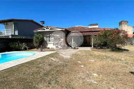 Casa à venda com 3 quartos, sendo 1 suíte, no Centro, Santa Cruz Cabrália, BA