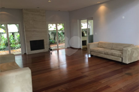 Casa à venda com 4 quartos, sendo 2 suítes, no condomínio Residencial Morumbi, São Paulo - SP