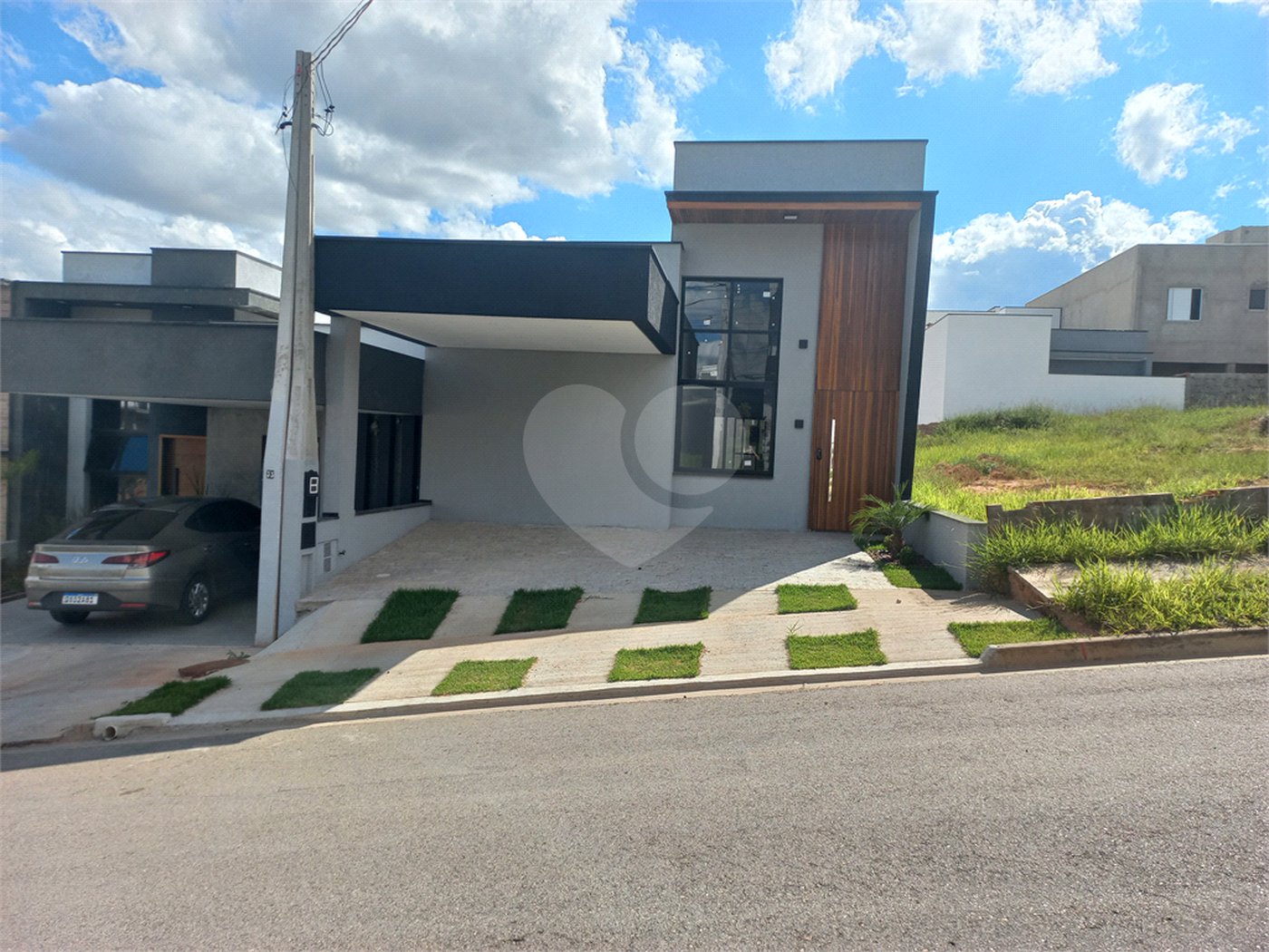 Casa à venda com 3 quartos, sendo 1 suíte, no condomínio Horto Florestal Villagio, Sorocaba - SP