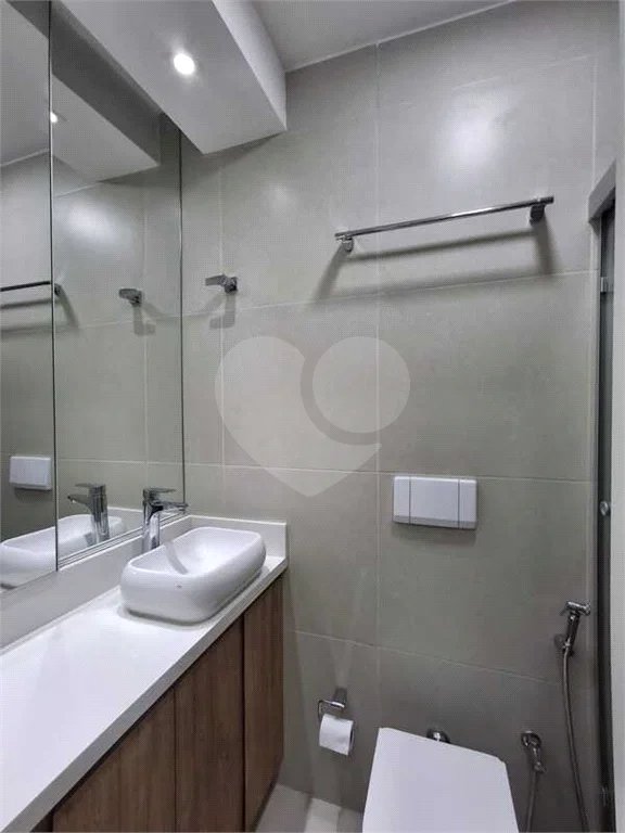 Apartamento totalmente decorado em Moema com 70 m2 , 2 quartos, 2 suítes e 2 vagas, ambientes com ar condicionado.