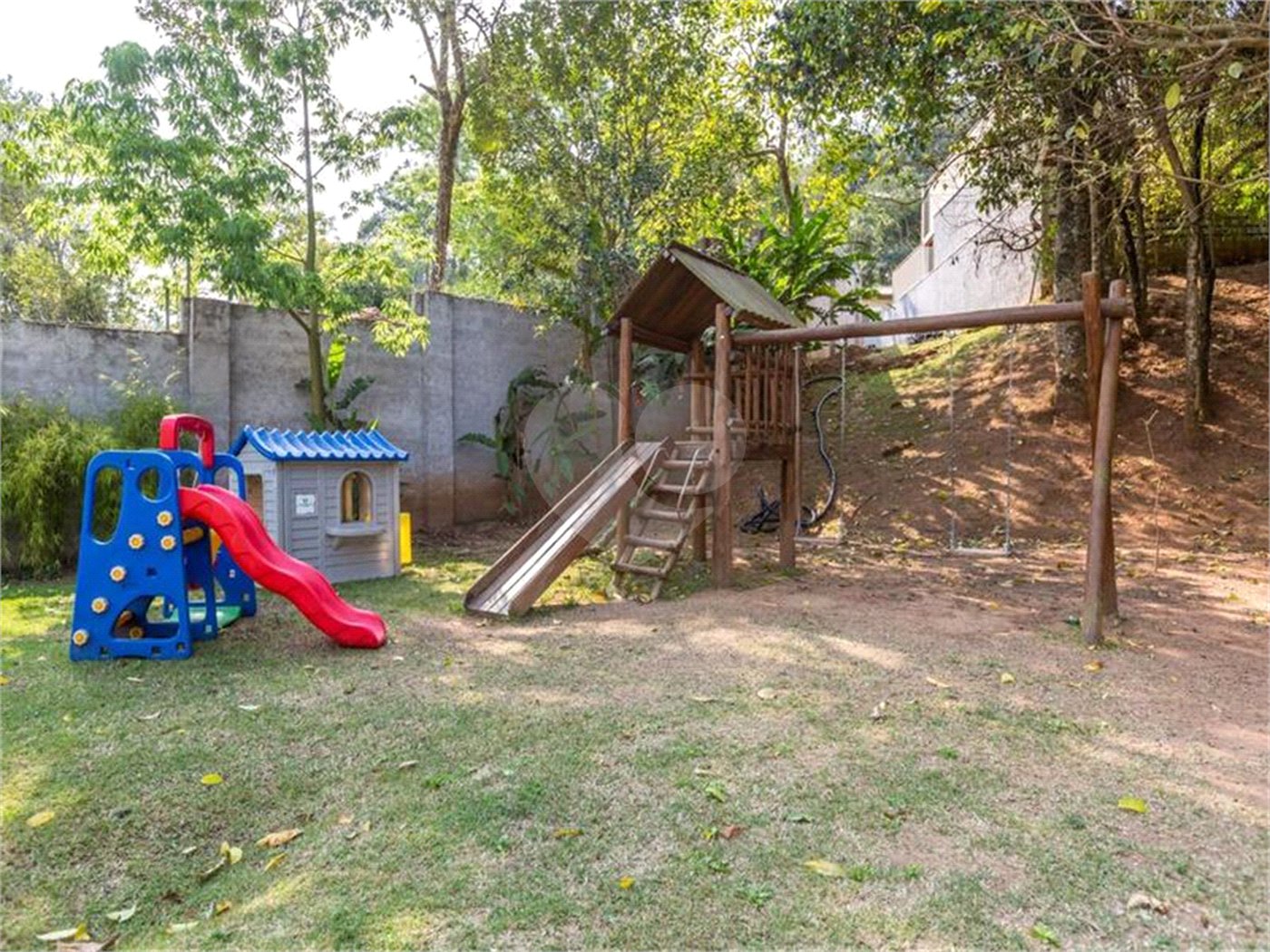 Casa à venda com 3 suítes no condomínio Ecovillágio, São Roque - SP