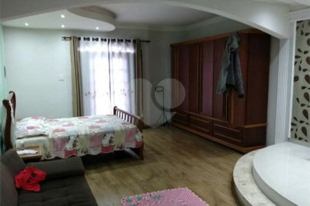 Sobrado à venda com 3 quartos, sendo 1 suíte,  em Jardim Santa Rita de Cássia, Suzano, SP