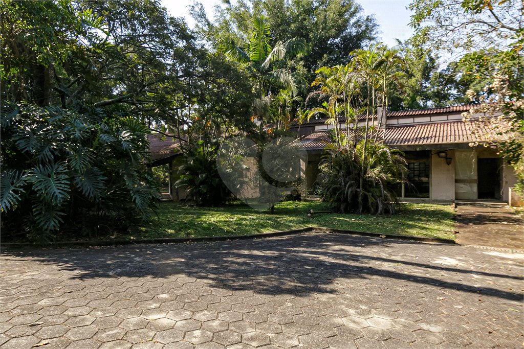 Casa à venda com 5 quartos, sendo 3 suítes, no condomínio Chácara Flora, São Paulo - SP